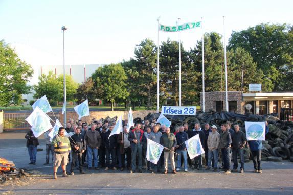 Les agriculteurs euréliens font blocage à l'abattoir Socopa à Cherré