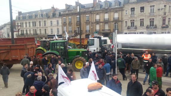 Mercredi noir : FDSEA et JA devant la Préfecture du Mans